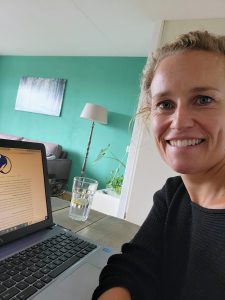 Paula achter haar laptop